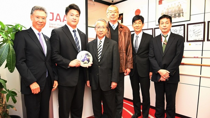 【円盤投】新旧日本記録保持者、川崎氏、堤選手が日本陸連を訪問